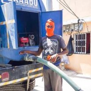 Suministro de agua con camión cisterna