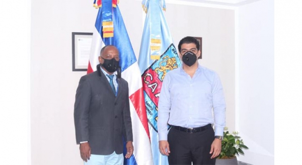 El Director Felix de León junto a la Superintendente de seguros Josefa Castillo y Jheyson García